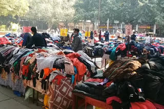 showroom owners against stalls in chandigarh sector 17 plaza market