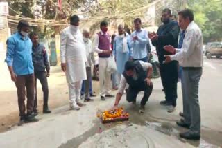 vasant kunj councilor manoj mahlawat repairs broken road