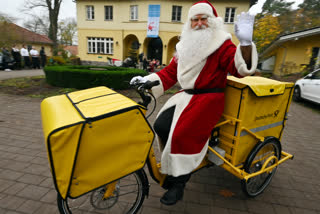 Santa Claus arrives in Himmelpfort with an electric bicycle from the German Post Office. Until Christmas Eve he will answer the children's letters from Germany and all over the world again with the support of his 20 hard-working helpers. However, due to the continuing danger of corona infection, there will unfortunately be no publicly accessible Christmas post office this year and Santa Claus and his angels cannot be visited in the Christmas village.