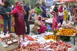 Street vendors are facing problems even on the occasion of Diwali in Delhi