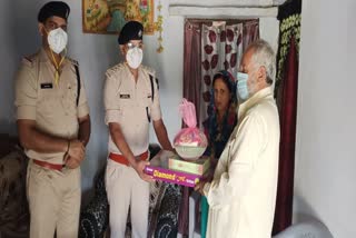 korba-police-sharing-joys-of-diwali-with-families-of-martyrs