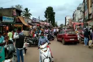 due-to-negligence-of-traffic-police-in-jagdalpur-a-long-line-of-vehicles-poured-on-roads