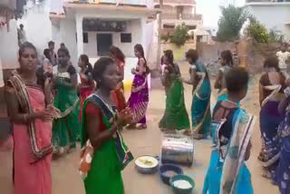 women-dancing-sua-on-occasion-of-diwali-in-many-areas-of-gariaband