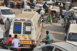 ambulance stuck in traffic jam in kharkhoda sonipat