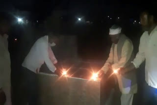 youngters-burnt-lamps-in-graveyard-in-damoh