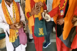 two-faced-snakes-found-in-the-bag-of-young-sadhus