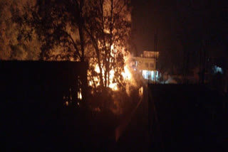 Fire breaks out in primary health centre in J-K's Kulgam  Fire breaks out in primary health centre  കുല്‍ഗാം  പ്രാഥമിക ആരോഗ്യ കേന്ദ്രം  പ്രാഥമിക ആരോഗ്യ കേന്ദ്രത്തിന് തീപിടിച്ചു  കശ്മീരില്‍ തീപിടിത്തം