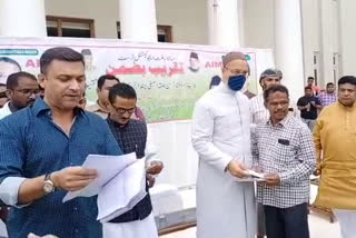 akbaruddin-owaisi-asaduddin-owaisi-distribute-flood-relief-fund-at-bandlaguda