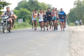 बुलंदशहर में सड़कों पर दौड़ लगाते युवा.