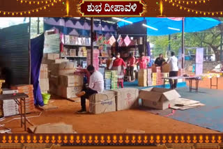 Police raid on firecracker stalls, Police raid on firecracker stalls in Bangalore, Bangalore police, Bangalore police news, ಪಟಾಕಿ ಅಂಗಡಿಗಳ ಮೇಲೆ ಪೊಲೀಸರು ದಾಳಿ, ಬೆಂಗಳೂರಿನಲ್ಲಿ  ಪಟಾಕಿ ಅಂಗಡಿಗಳ ಮೇಲೆ ಪೊಲೀಸರು ದಾಳಿ, ಬೆಂಗಳೂರು ಪೊಲೀಸ್​, ಬೆಂಗಳೂರು ಪೊಲೀಸ್​ ಸುದ್ದಿ,