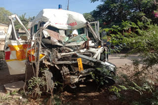 three killed in road accident, three killed in road accident at Solapur, Solapur road accident, Solapur road accident news, ರಸ್ತೆ ಅಪಘಾತದಲ್ಲಿ ಮೂವರು ಸಾವು, ಸೋಲಾಪುರ ರಸ್ತೆ ಅಪಘಾತದಲ್ಲಿ ಮೂವರು ಸಾವು, ಸೋಲಾಪುರ ರಸ್ತೆ ಅಪಘಾತ, ಸೋಲಾಪುರ ರಸ್ತೆ ಅಪಘಾತ ಸುದ್ದಿ,