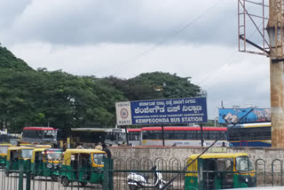 government does not give salary, The government does not give salary to KSRTC worker, KSRTC worker protest, KSRTC worker protest in Bangalore, KSRTC worker protest against Government, KSRTC worker protest news, ಸಂಬಳ ನೀಡದ ಸರ್ಕಾರ, ಕೆಎಸ್​ಆರ್​ಟಿಸಿ ನೌಕರರಿಗೆ ಸಂಬಳ ನೀಡದ ಸರ್ಕಾರ, ಕೆಎಸ್​ಆರ್​ಟಿಸಿ ನೌಕರರ ಪ್ರತಿಭಟನೆ, ಬೆಂಗಳೂರಿನಲ್ಲಿ ಕೆಎಸ್​ಆರ್​ಟಿಸಿ ನೌಕರರ ಪ್ರತಿಭಟನೆ, ಸರ್ಕಾರದ ವಿರುದ್ಧ ಕೆಎಸ್​ಆರ್​ಟಿಸಿ ನೌಕರರ ಪ್ರತಿಭಟನೆ, ಕೆಎಸ್​ಆರ್​ಟಿಸಿ ನೌಕರರ ಪ್ರತಿಭಟನೆ ಸುದ್ದಿ,