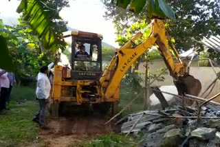 అక్రమ నిర్మాణాలను తొలగిస్తున్న అధికారులు