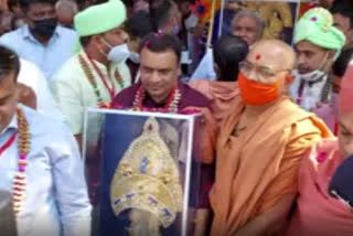 Devotees donate gold garments worth Rs. 6.5 crore to Salangpur Hanumanji Temple