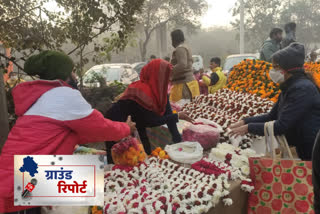 फूल महंगा, ग्राहकों की कमी, व्यापारियों के चेहरे पर मायूसी