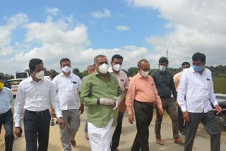 minister-madhuswamy-visits-the-chikkamagalore-flood-prone-place