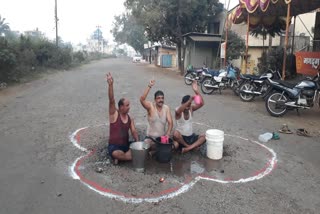 former-corporator-took-a-bath-in-a-pothole