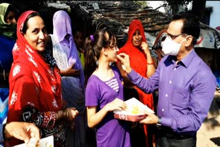 Collector Shivraj Singh Verma celebrated Diwali in poor settlements