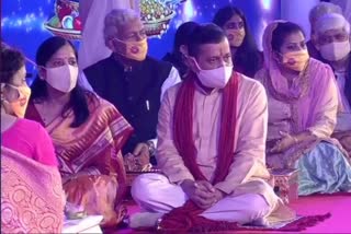delhi cm arvind kejriwal along with his wife Sunita kejriwal takes part in Diwali  celebrations at akshardham temple