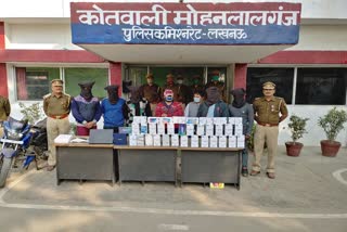 पुलिस गिरफ्त में आरोपी.