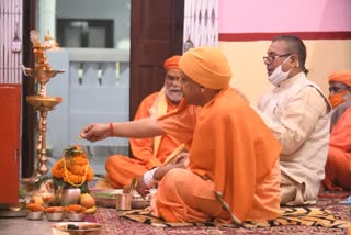 लक्ष्मी पूजा करते योगी