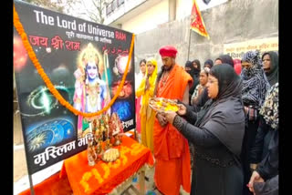 Muslim women peform aarti