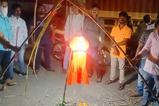 Solapur Sambhaji Brigade protest by celebrating Diwali in pit holes on road