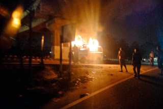 a-fire-broke-out-in-a-vehicle-parked-on-the-side-of-the-road-in-jalukbari