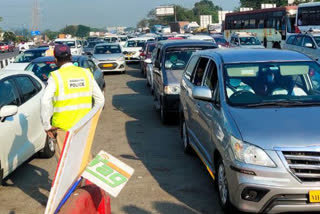 traffic jam on mumbai pune highway