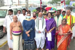 temple-priests-carry-a-garland-of-lakshmikas-from-the-thirumala-temple-as-part-of-the-karthika-brahmotsaval-of-thiruchanur-sri-padmavati-ammavari