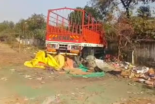 eicher tempo crushed three people sleeping on the footpath in ahmednagar