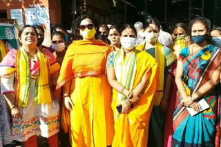 Women protest in vizianagaram to demand decrease essential costs