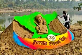 artist-ajay-wishes-jharkhand-foundation-day-by-drawing-a-map-on-sand-in-bokaro