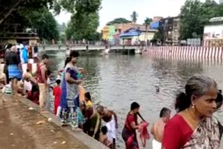 துலாகட்ட காவிரியில் நீராடிய பக்தர்கள்