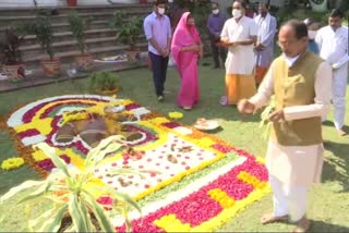 CM Shilraj Singh Chauhan worshiping Govardhan