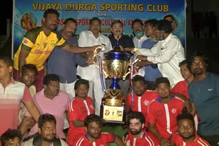 prize distribution to winning team