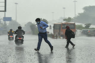 കേരളത്തിൽ കനത്ത മഴ  കനത്ത മഴയിൽ കേരളം  അഞ്ച് ദിവസം കനത്ത മഴ  ഇന്ന് സംസ്ഥാന വ്യാപകമായി മഴ തുടരും  മധ്യ കേരളത്തിൽ യെല്ലോ അലേർട്ട്  rain forecast kerala  kerla rain updates  kerala rain  kerla rain mid kerala