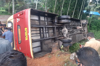 കൊല്ലത്ത് ബസ് മറിഞ്ഞ് അപകടം  കൊല്ലത്ത് ബസ് അപകടം  കെഎസ്ആര്‍ടിസി ബസ് മറിഞ്ഞ് അപകടം  കൊല്ലത്ത് വാഹനാപകടം  KSRTC bus accident at kollam  KSRTC bus accident  bus accident at kollam  kollam bus accident