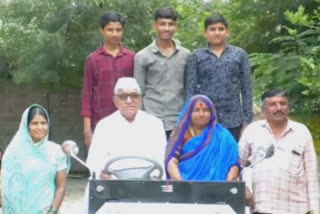 two-brothers-made-vintage-car-by using-bike-engine-during-lockdown-in-nevasa-of-ahmednagar-district