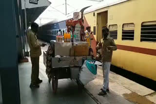 railway vendors are facing financial problem in rewari due to corona