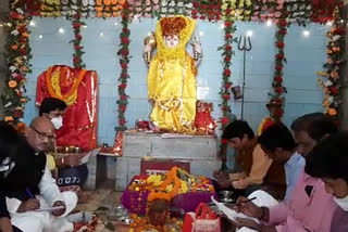 कायस्थ समाज के लोगों ने भगवान चित्रगुप्त की पूजा की.