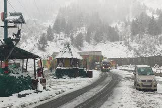 Jammu-Srinagar National Highway has been closed due to snowfall at Jawahar Tunnel area