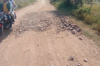 people-are-upset-due-to-dilapidated-road-from-runpota-to-murghati-in-janjgir-champa