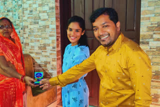 councilor roshan golcha of mahavir mandir ward in narayanpur distributed rangoli and diyas