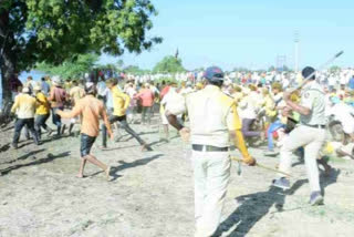 Police baton charge at Palkhi ceremony In huljanti mangalwedha