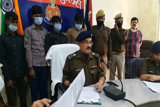 पुलिस की गिरफ्त में आरोपी.