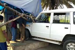 Minister Joba Manjhi's car hits close shop