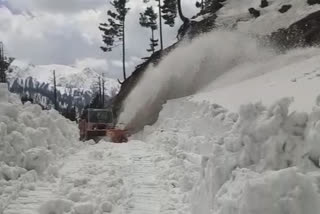 تاریخی مغل شاہراہ سے برف ہٹانے کا کام جاری