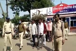 police-took-out-procession-of-miscreants-in-dewas