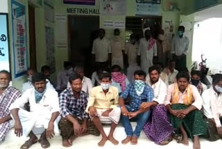 bommaparthi villagers protest at sachivalayam for crop compensation